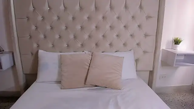 Snapshot of bella_bloomg chatting on 12, 3, 2025 bella bloomg online show from 12, 3, 2025