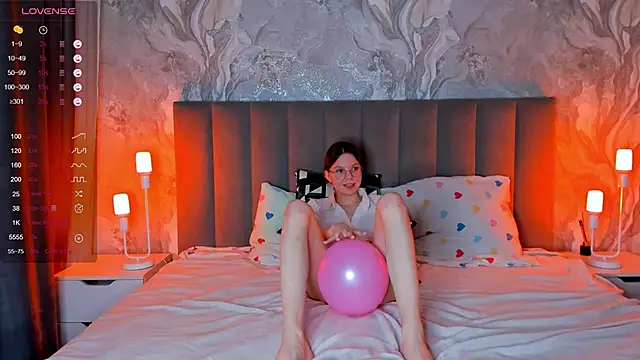 ElvinaBestwick online show from 19, 2, 2025