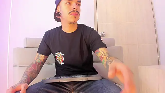 Snapshot of kaletattoo chatting on 7, 10, 2025 kaletattoo online show from 7, 10, 2025