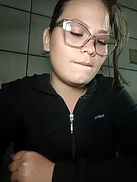 Snapshot of Vale_Saenzz chatting on 12, 9, 2025 Vale Saenzz online show from 12, 9, 2025