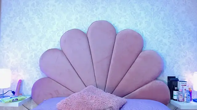 Snapshot of ElhaThomson chatting on 10, 11, 2025 ElhaThomson online show from 10, 11, 2025