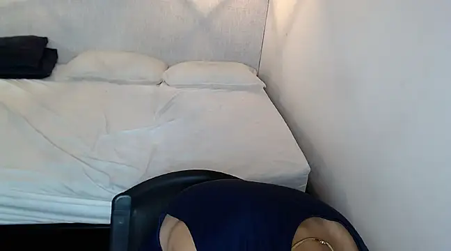 Liiamthompson online show from 12, 3, 2025