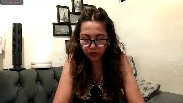 MirandaLatinaLovely online show from 9, 5, 2026