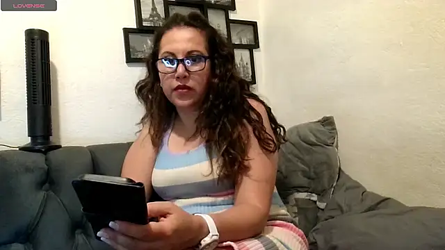 MirandaLatinaLovely online show from 12, 5, 2026
