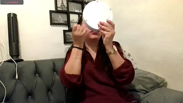MirandaLatinaLovely online show from 10, 6, 2026
