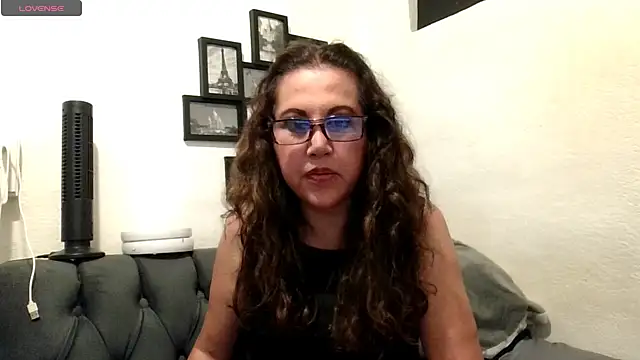 MirandaLatinaLovely online show from 11, 6, 2026