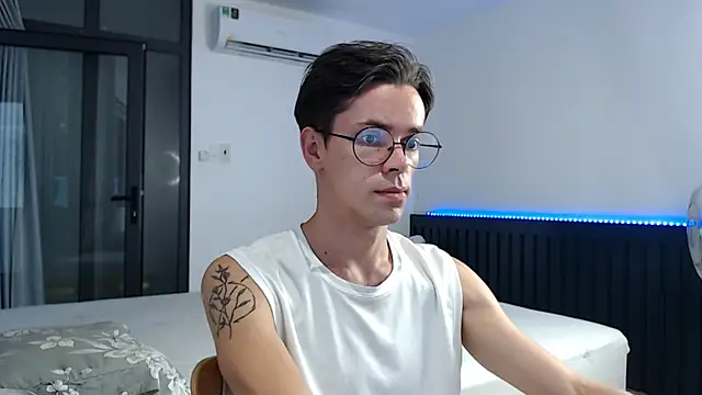 Snapshot of William_Henry_ chatting on 19, 10, 2025 William Henry  online show from 19, 10, 2025