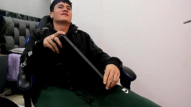 Snapshot of roan_birkin chatting on 8, 10, 2025 roan birkin online show from 8, 10, 2025