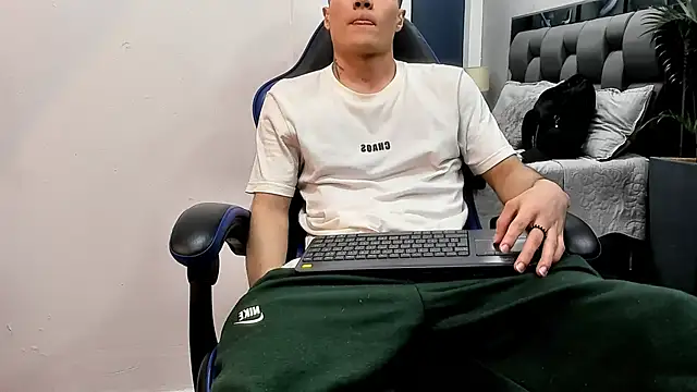 Snapshot of roan_birkin chatting on 14, 10, 2025 roan birkin online show from 14, 10, 2025