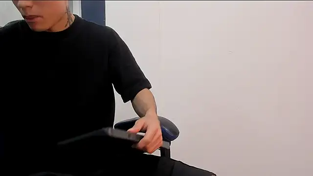 Snapshot of roan_birkin chatting on 17, 10, 2025 roan birkin online show from 17, 10, 2025