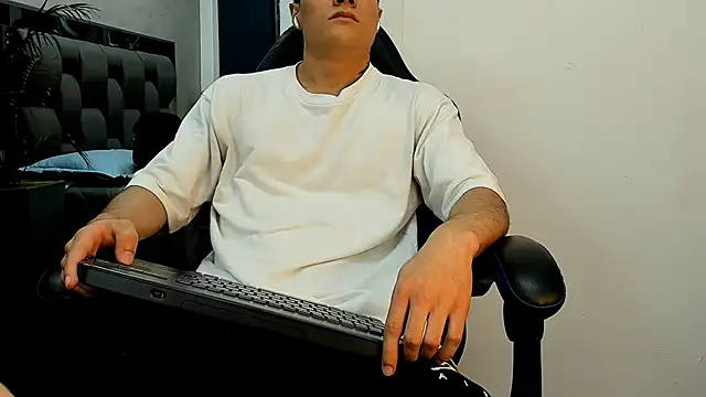 Snapshot of roan_birkin chatting on 30, 10, 2025 roan birkin online show from 30, 10, 2025