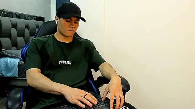 Snapshot of roan_birkin chatting on 7, 11, 2025 roan birkin online show from 7, 11, 2025