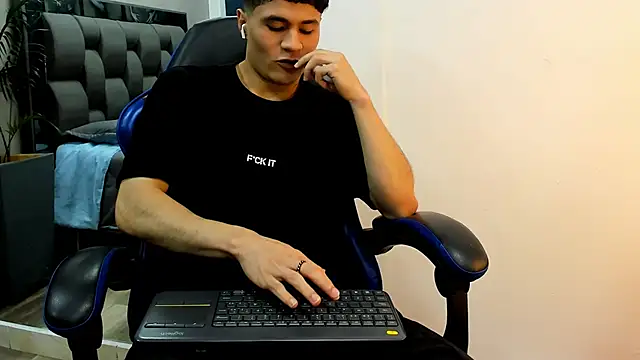 Snapshot of roan_birkin chatting on 9, 11, 2025 roan birkin online show from 9, 11, 2025