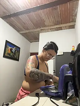 Snapshot of Emma_Giraldo chatting on 30, 10, 2025 Emma Giraldo online show from 30, 10, 2025