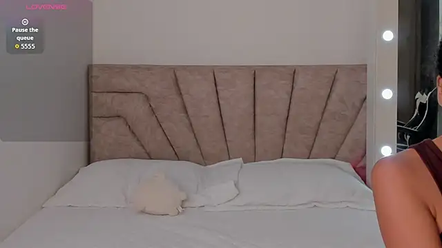 Snapshot of leahaltomm chatting on 11, 11, 2025 leahaltomm online show from 11, 11, 2025