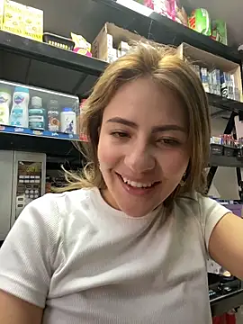 Snapshot of Andrea18_blonde chatting on 5, 6, 2026 Andrea18 blonde online show from 5, 6, 2026