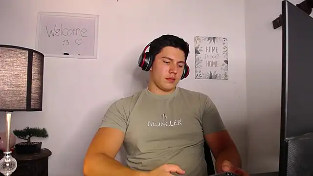 Snapshot of JamesCr_ chatting on 8, 10, 2025 JamesCr  online show from 8, 10, 2025