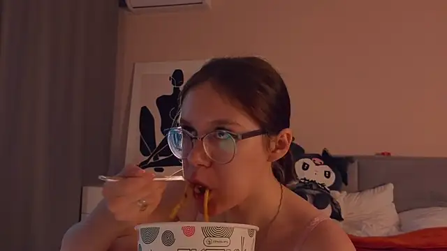 Mia Luw online show from 19, 9, 2025