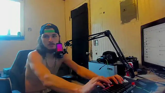 nuttyking2022 online show from 4, 2, 2025