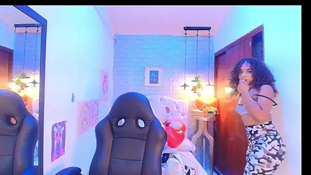 Snapshot of tylla_ chatting on 4, 3, 2025 tylla online show from 4, 3, 2025