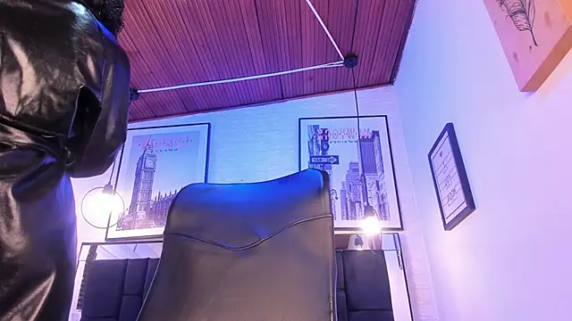 Snapshot of tylla_ chatting on 2, 10, 2025 tylla online show from 2, 10, 2025