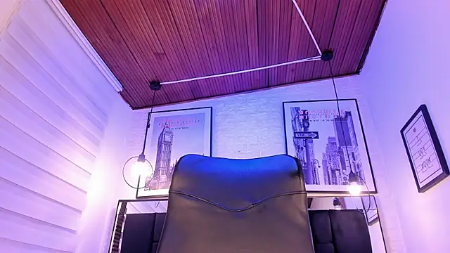 Snapshot of tylla_ chatting on 9, 10, 2025 tylla online show from 9, 10, 2025