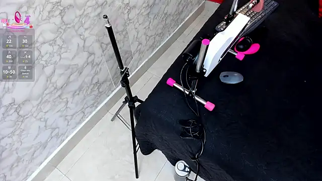 IVISBOUNCYASS online show from 10, 11, 2025