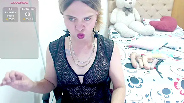 Snapshot of Dolldirtyxxx chatting on 10, 9, 2025 Dolldirtyxxx online show from 10, 9, 2025