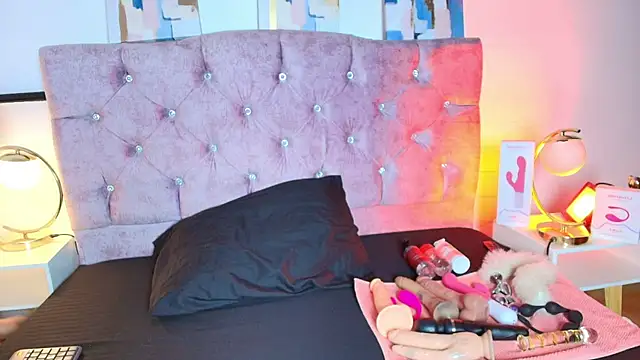 Snapshot of Skye_Moore chatting on 12, 9, 2025 Skye Moore online show from 12, 9, 2025