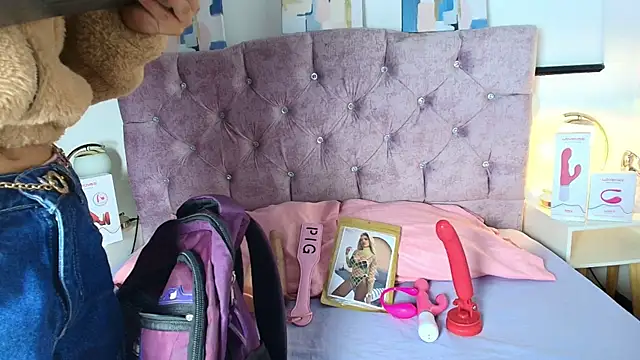 Snapshot of Skye_Moore chatting on 1, 10, 2025 Skye Moore online show from 1, 10, 2025