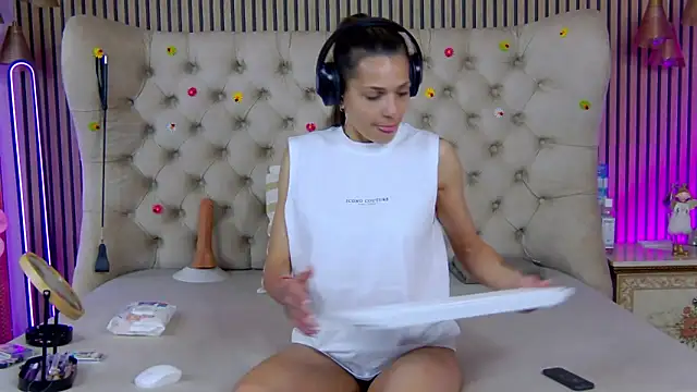 Snapshot of PlayfulShow chatting on 6, 5, 2026 PlayfulShow online show from 6, 5, 2026