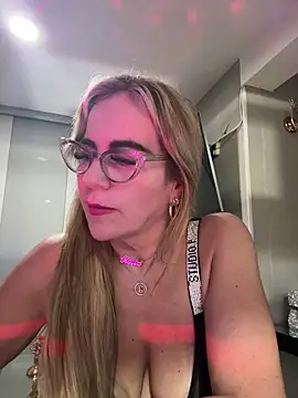 Snapshot of MISSLADYHONSON chatting on 5, 10, 2025 MISSLADYHONSON online show from 5, 10, 2025