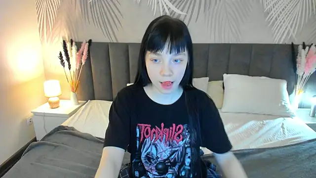 Snapshot of SkinyJoyce chatting on 4, 3, 2025 SkinyJoyce online show from 4, 3, 2025