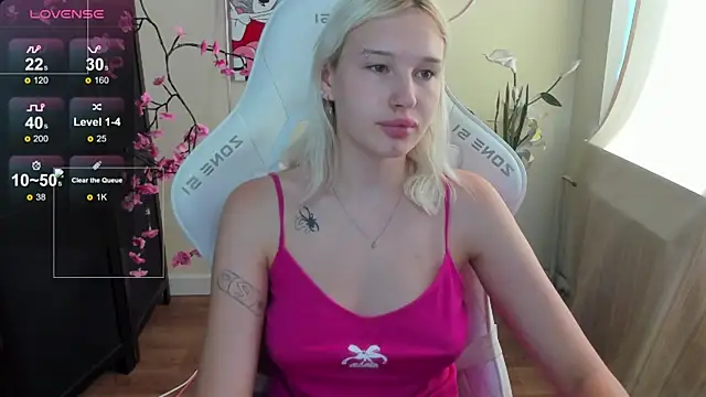 Snapshot of EvelinaLuu chatting on 5, 7, 2026 EvelinaLuu online show from 5, 7, 2026