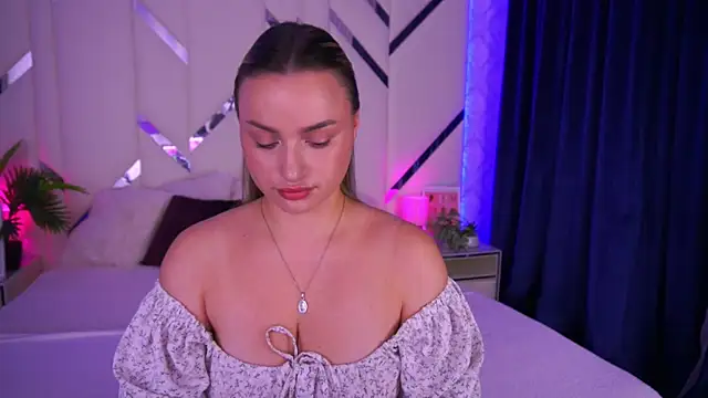 Snapshot of LindsieGreyy chatting on 9, 10, 2025 LindsieGreyy online show from 9, 10, 2025