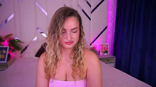 Snapshot of LindsieGreyy chatting on 19, 10, 2025 LindsieGreyy online show from 19, 10, 2025