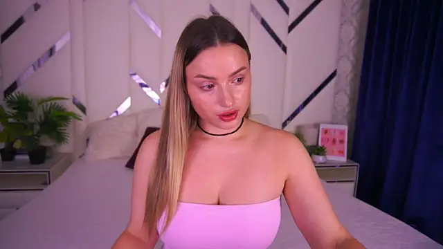 Snapshot of LindsieGreyy chatting on 8, 11, 2025 LindsieGreyy online show from 8, 11, 2025