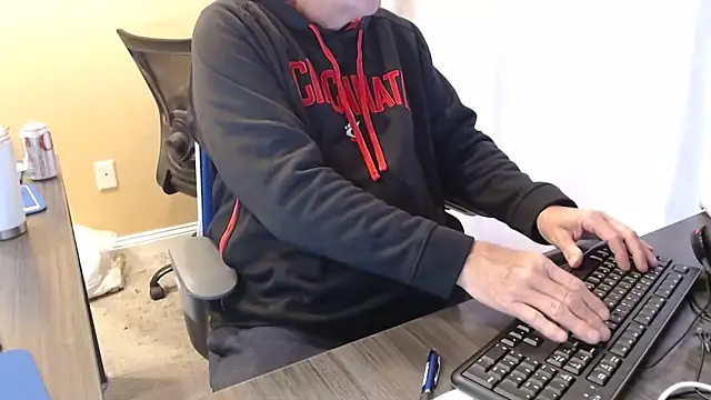 Snapshot of olderandwiser2 chatting on 5, 3, 2025 olderandwiser2 online show from 5, 3, 2025