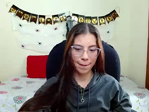 Snapshot of veronicamiller22 chatting on 8, 10, 2025 veronicamiller22 online show from 8, 10, 2025