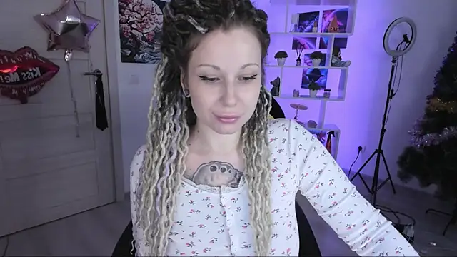 Snapshot of HoneySallyMoore chatting on 15, 11, 2025 HoneySallyMoore online show from 15, 11, 2025