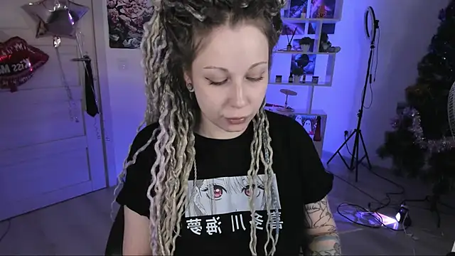 Snapshot of HoneySallyMoore chatting on 4, 12, 2025 HoneySallyMoore online show from 4, 12, 2025