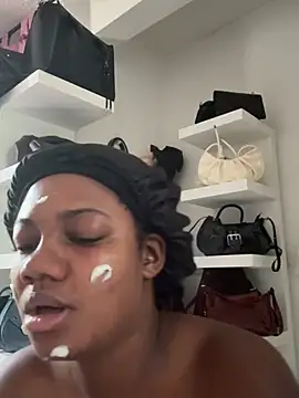 Daphnewalker   online show from 15, 4, 2026