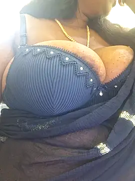 Snapshot of SX-JUHI chatting on 7, 11, 2025 SX-JUHI online show from 7, 11, 2025