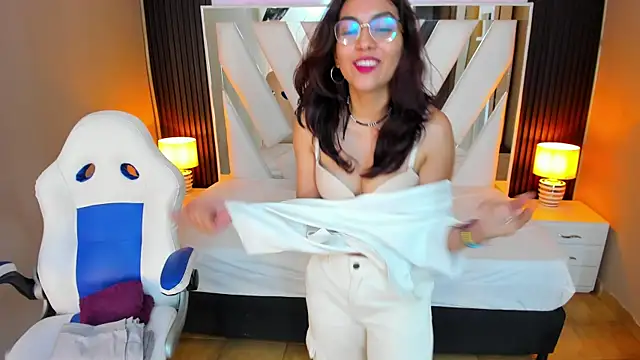 Snapshot of Cristin_Petite chatting on 4, 3, 2025 Cristin Petite online show from 4, 3, 2025