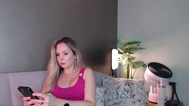Snapshot of luscious-Lilly chatting on 18, 9, 2025 luscious-Lilly online show from 18, 9, 2025