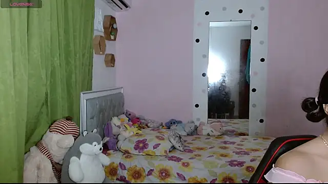 Snapshot of Violett_11 chatting on 28, 10, 2025 Violett 11 online show from 28, 10, 2025