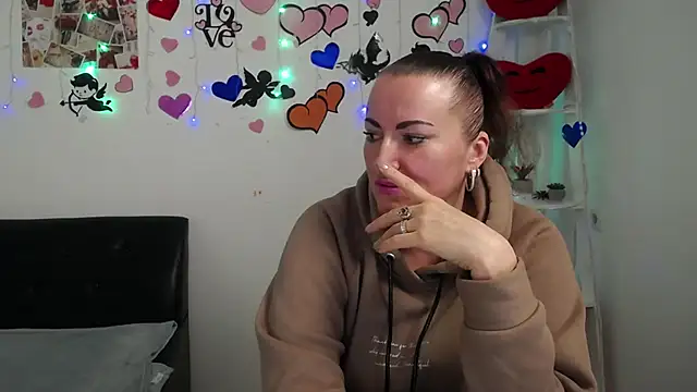 Snapshot of DianaMGG chatting on 28, 2, 2025 DianaMGG online show from 28, 2, 2025