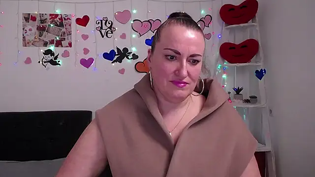 Snapshot of DianaMGG chatting on 2, 3, 2025 DianaMGG online show from 2, 3, 2025
