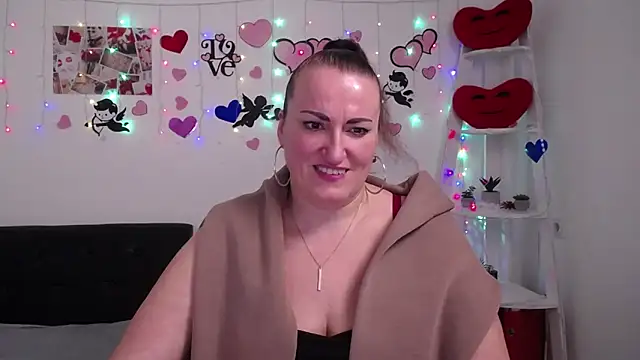 Snapshot of DianaMGG chatting on 2, 3, 2025 DianaMGG online show from 2, 3, 2025