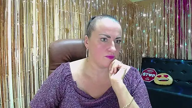 Snapshot of DianaMGG chatting on 5, 10, 2025 DianaMGG online show from 5, 10, 2025